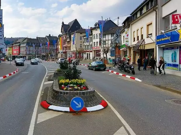 Adenau mit rot-weißen Kantsteinen Titel-Bild zur News: Adenau mit rot-weißen Kantsteinen