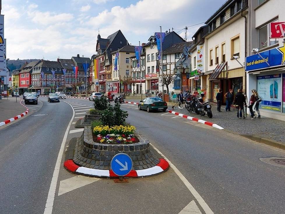 Adenau mit rot-weißen Kantsteinen
