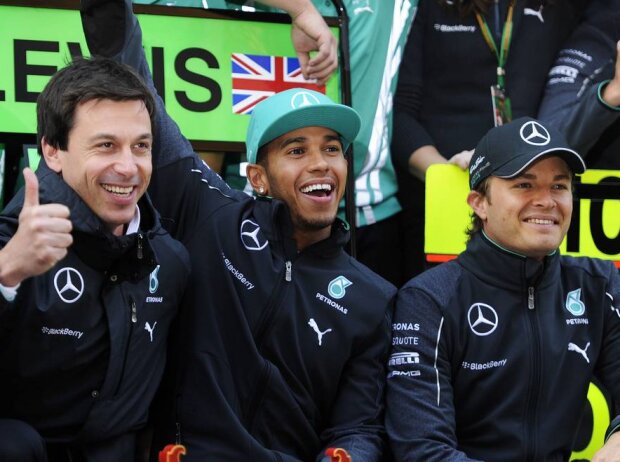 Titel-Bild zur News: Toto Wolff, Lewis Hamilton, Nico Rosberg