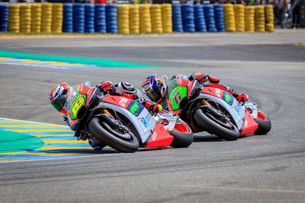  ~Alvaro Bautista vor Stefan Bradl (Aprilia) ~          