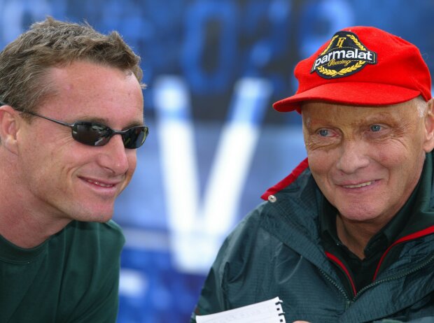 Titel-Bild zur News: Eddie Irvine und Niki Lauda, Jaguar, 2002