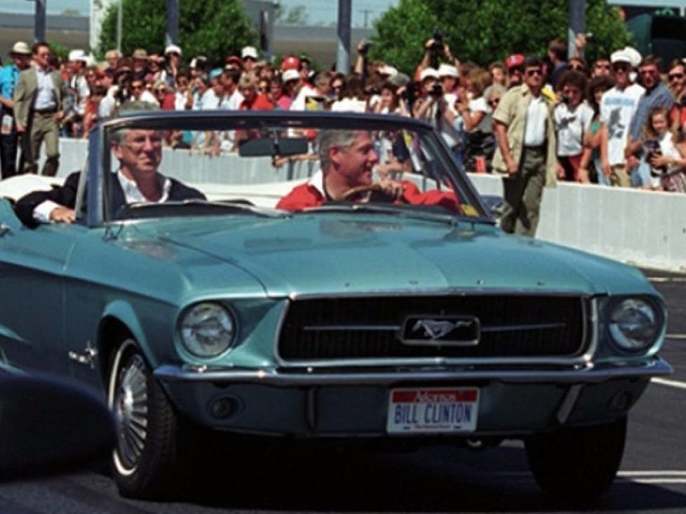 Bill Clinton und sein Ford Mustang Cabrio von 1976