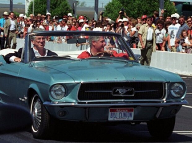 Bill Clinton und sein Ford Mustang Cabrio von 1976 