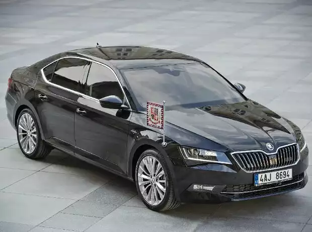 Tschechiens Staatsoberhaupt Milo? Zeman erhielt am 5. Juni 2015 als erster Kunde überhaupt einen Skoda Superb der dritten Generation. Titel-Bild zur News: Tschechiens Staatsoberhaupt Milo? Zeman erhielt am 5. Juni 2015 als erster Kunde überhaupt einen Skoda Superb der dritten Generation.