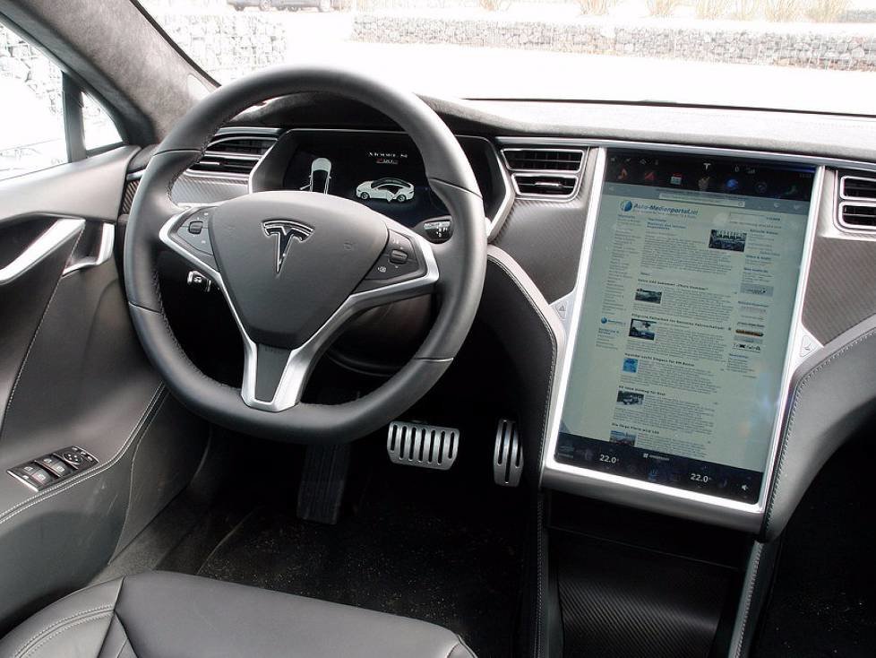 Cockpit des Tesla Model S