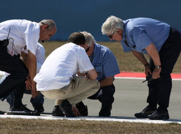 Kanaldeckel, Charlie Whiting, Türkei 2007 Kanaldeckel, Charlie Whiting, Türkei 2007