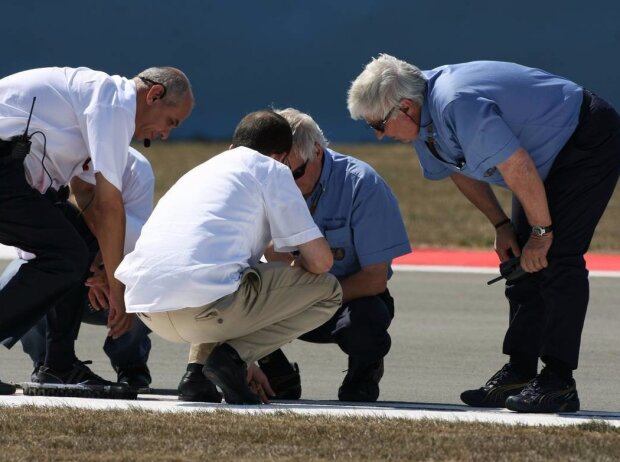 Kanaldeckel, Charlie Whiting, Türkei 2007