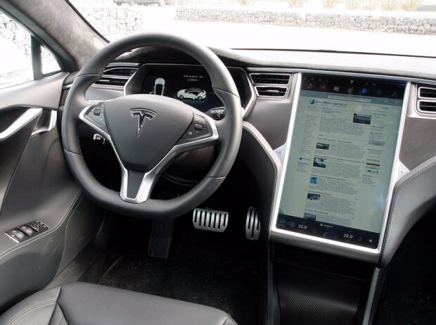 Cockpit des Tesla Model S 