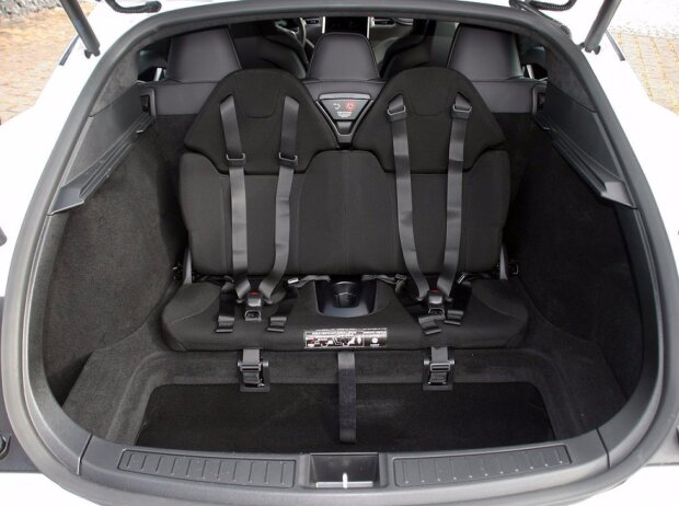 Kofferraum und dritte Sitzreihe des Tesla Model S 