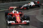 Kimi Räikkönen (Ferrari) und Esteban Gutierrez (Haas) 