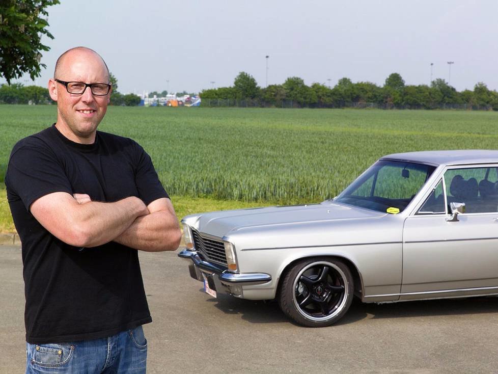 Oliver Zimpel mit seinem modifizierten Opel Diplomat V8 von 1976