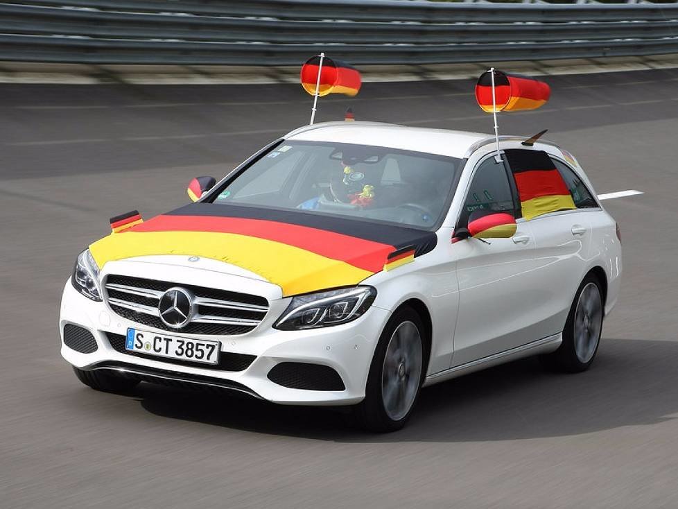Auto Bild", Dekra und der Auto Club Europa haben zehn Fan-Artikel zur Fußball-Europameisterschaft getestet, die zur Befestigung am Auto vorgesehen sind
