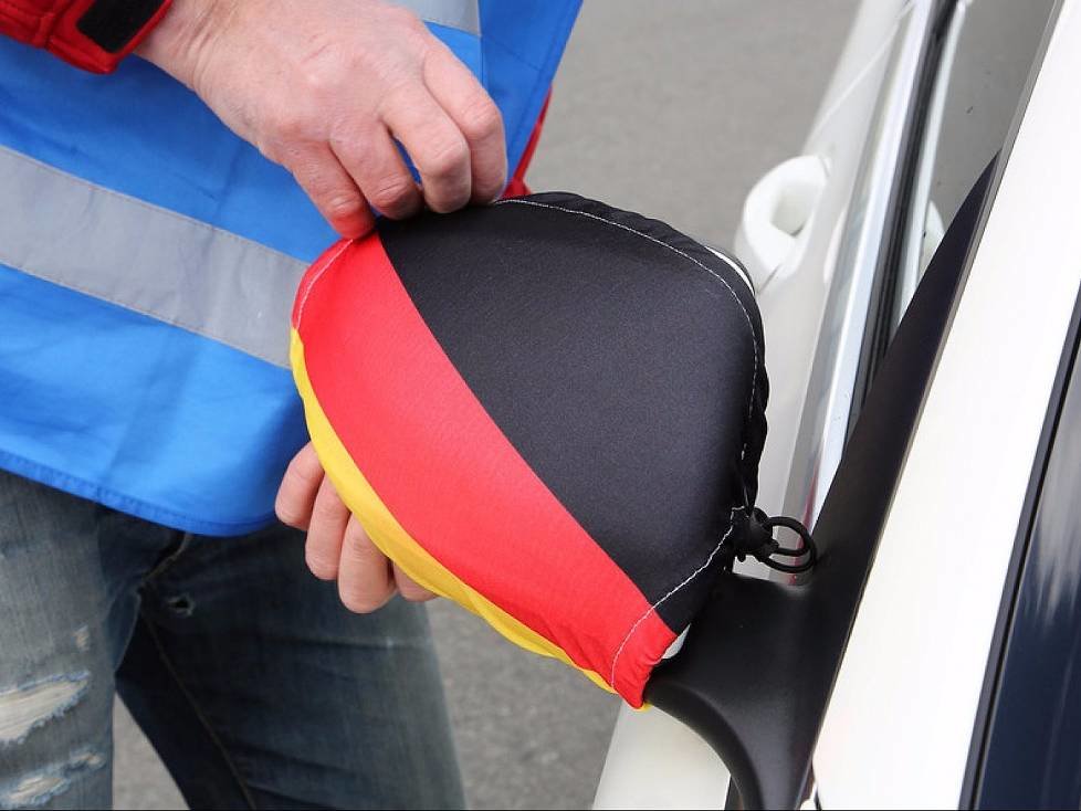 "Auto Bild", Dekra und der Auto Club Europa haben Fan-Artikel zur Fußball-Europameisterschaft getestet, die zur Befestigung am Auto vorgesehen sind: Spiegelsocke