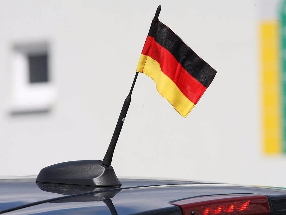Auto Bild", Dekra und der Auto Club Europa haben Fan-Artikel zur Fußball-Europameisterschaft getestet, die zur Befestigung am Auto vorgesehen sind: Fähnchen für die Antenne