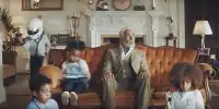 Lewis Hamilton als Opa im Werbespot für die Allianz