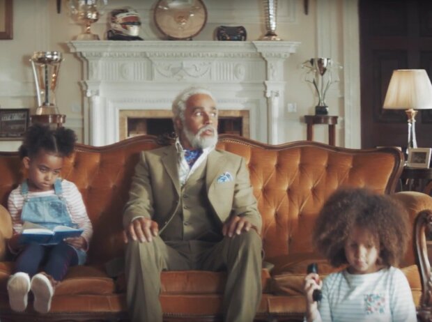 Titel-Bild zur News: Lewis Hamilton als Opa im Werbespot für die Allianz
