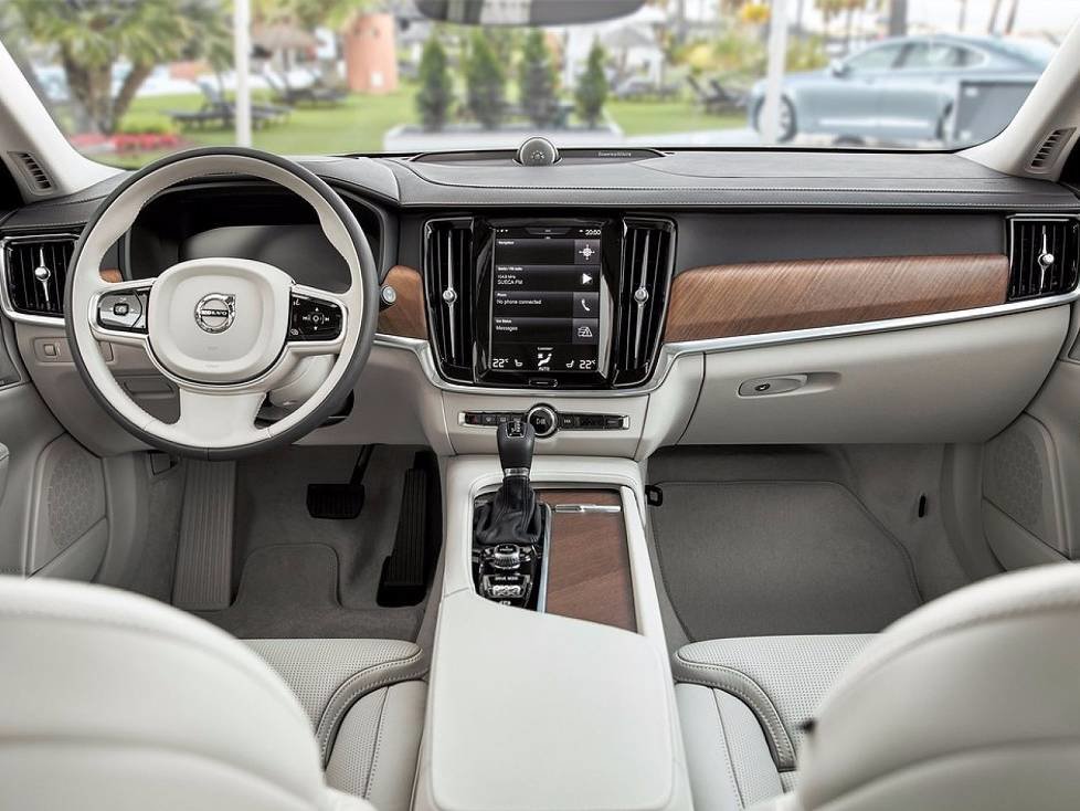 Cockpit des Volvo V90 2016