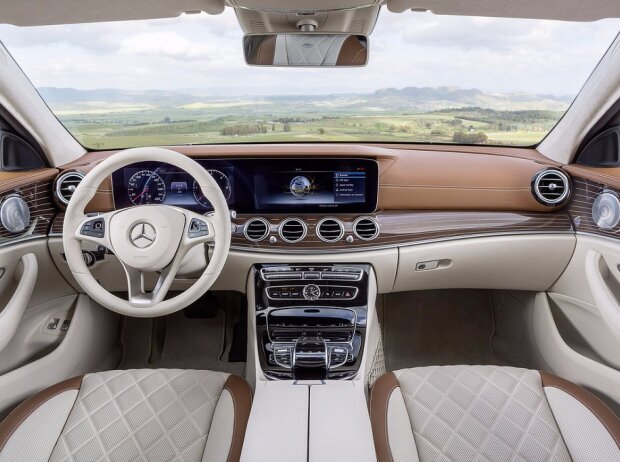 Cockpit des Mercedes-Benz E-Klasse T-Modell 2016
