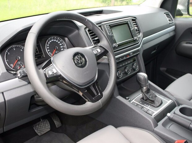 Cockpit des Volkswagen Amarok V6 2016