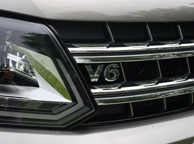 V6-Logo im Kühlergrill des Volkswagen Amarok V6 2016 V6-Logo im Kühlergrill des Volkswagen Amarok V6 2016