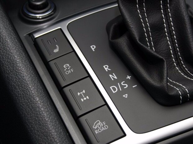 Detail der Mittelkonsole des Cockpit des Volkswagen Amarok V6 2016