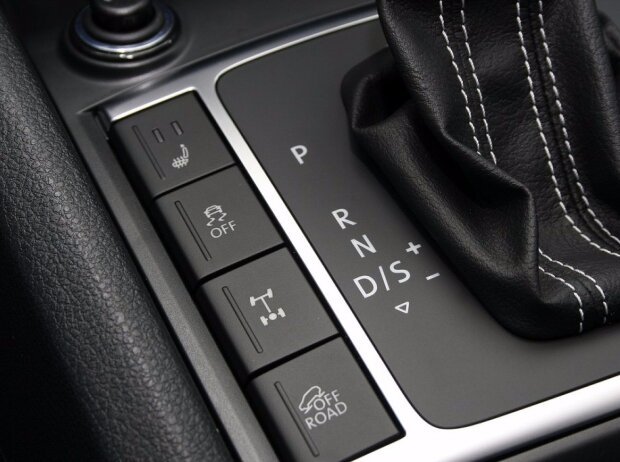 Detail der Mittelkonsole des Cockpit des Volkswagen Amarok V6 2016 Detail der Mittelkonsole des Cockpit des Volkswagen Amarok V6 2016