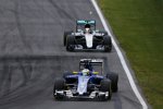 Marcus Ericsson (Sauber) und Lewis Hamilton (Mercedes) 