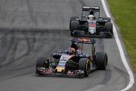 Daniil Kwjat (Toro Rosso) und Fernando Alonso (McLaren) 