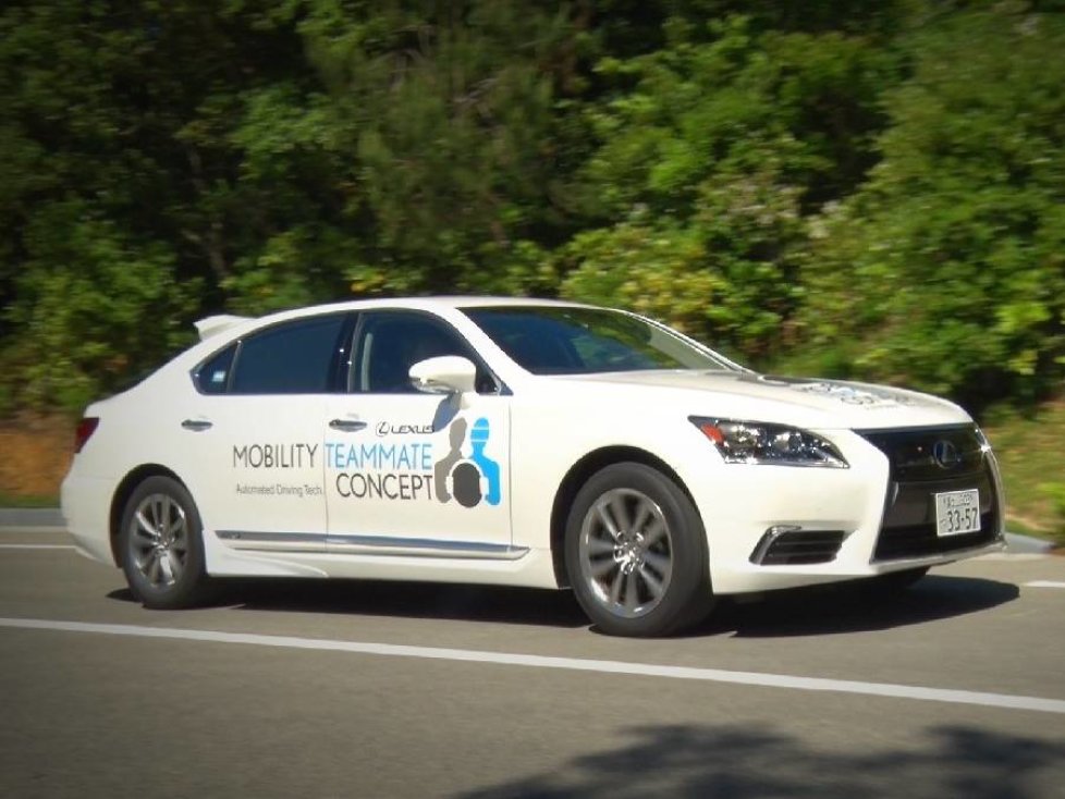 Der Lexus LS mit dem neu entwickelten Mobilitätsassistenten ?Urban Teammate?