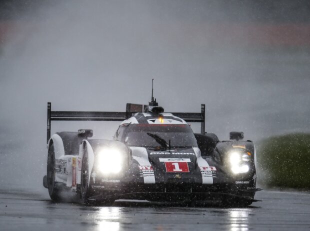 Amtierende Weltmeister: Timo Bernhard, Mark Webber und Brendon Hartley wollen mit ihrem Michelin bereiften Porsche 919 Hybrid nach Platz zwei im Vorjahr endlich den ersehnten Le-Mans-Sieg. Amtierende Weltmeister: Timo Bernhard, Mark Webber und Brendon Hartley wollen mit ihrem Michelin bereiften Porsche 919 Hybrid nach Platz zwei im Vorjahr endlich den ersehnten Le-Mans-Sieg.