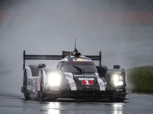 Amtierende Weltmeister: Timo Bernhard, Mark Webber und Brendon Hartley wollen mit ihrem Michelin bereiften Porsche 919 Hybrid nach Platz zwei im Vorjahr endlich den ersehnten Le-Mans-Sieg.