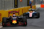 Daniel Ricciardo (Red Bull) und Rio Haryanto (Manor) 