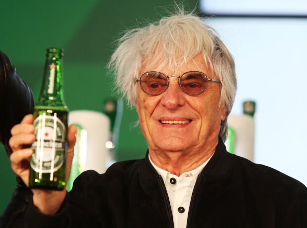 Bernie Ecclestone trinkt Heineken Bernie Ecclestone trinkt Heineken