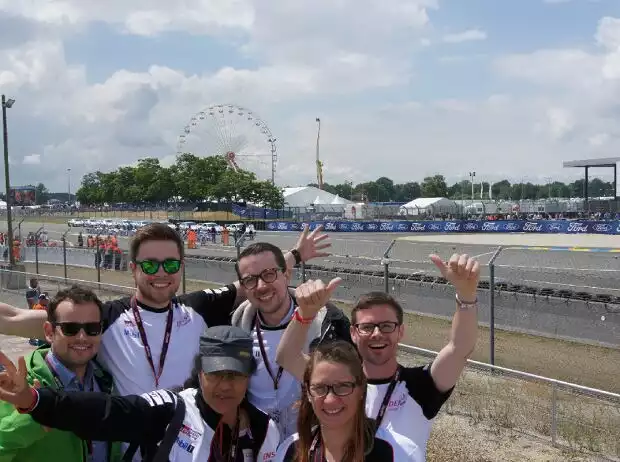 Toyotas "Road to Le Mans"-Teilnehmer Fabian Heinrich, Hendrik Fehrmann, Uwa Scholz, Sven Stein, Susanna Engel und Marcel Hommes (v.l.) direkt an der Rennstrecke in Le Mans Titel-Bild zur News: Toyotas "Road to Le Mans"-Teilnehmer Fabian Heinrich, Hendrik Fehrmann, Uwa Scholz, Sven Stein, Susanna Engel und Marcel Hommes (v.l.) direkt an der Rennstrecke in Le Mans
