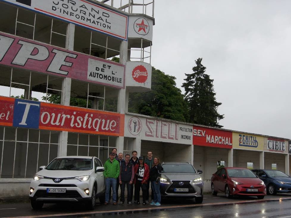 Die Teilnehmer von Toyotas "Road To Le Mans" 2016 bei den Resten der alten Rennstrecke Circuit de Reims-Gueux