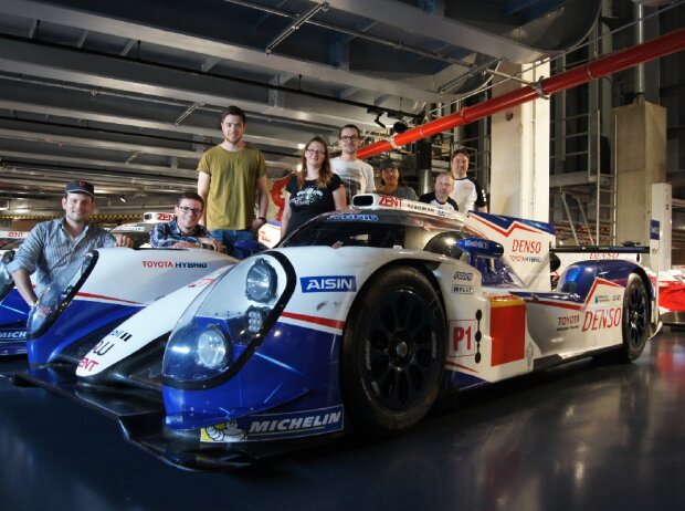 Die Teilnehmer Fabian Heinrich, Marcel Hommes, Hendrik Fehrmann, Susanna Engel, Sven Stein und Uwa Scholz sowie die Reise-Organisatoren Götz Sielk und Andreas Wiese (v.l.) in Toyotas Motorsport-Museum in Köln