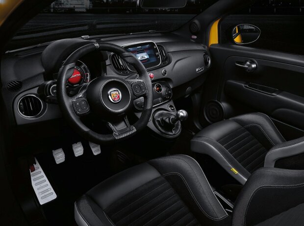 Cockpit des Fiat Abarth 595 2016
