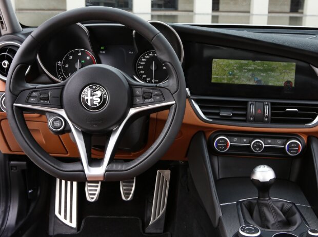 Cockpit der Alfa Romeo Giulia 2016