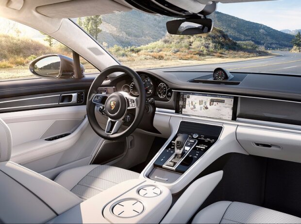 Cockpit des Porsche Panamera 2016