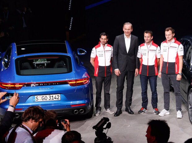 Porsche-Vorstandschef Oliver Blume mit den siegreichen Le-Mans-Piloten Marc Lieb, Romain Dumas und Neel Jani bei der Panamera-Weltpremiere in Berlin 