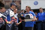 Der frischgebackene Vater Sebastien Ogier erhält ein WRC-Bobbycar für Söhnchen Tim.