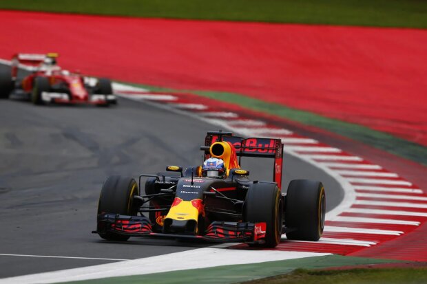 Daniel Ricciardo Kimi Räikkönen Ferrari Scuderia Ferrari F1Red Bull Red Bull Racing F1 ~Daniel Ricciardo (Red Bull) und Kimi Räikkönen (Ferrari) ~ Daniel Ricciardo Kimi Räikkönen Ferrari Scuderia Ferrari F1Red Bull Red Bull Racing F1 ~Daniel Ricciardo (Red Bull) und Kimi Räikkönen (Ferrari) ~