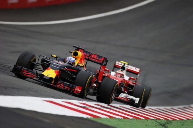 Daniel Ricciardo Kimi Räikkönen Ferrari Scuderia Ferrari F1Red Bull Red Bull Racing F1 ~Daniel Ricciardo (Red Bull) und Kimi Räikkönen (Ferrari) ~ Daniel Ricciardo Kimi Räikkönen Ferrari Scuderia Ferrari F1Red Bull Red Bull Racing F1 ~Daniel Ricciardo (Red Bull) und Kimi Räikkönen (Ferrari) ~