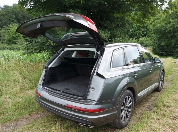 Heckklappe des Cockpit des Audi Q7 3.0 TFSI Quattro 2016