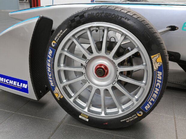 Macht nach zwei Jahren dem Nachfolger Platz: Der MICHELIN Pilot Sport EV (Bild) wird durch den neuen Pilot Sport EV2 ersetzt. Macht nach zwei Jahren dem Nachfolger Platz: Der MICHELIN Pilot Sport EV (Bild) wird durch den neuen Pilot Sport EV2 ersetzt.