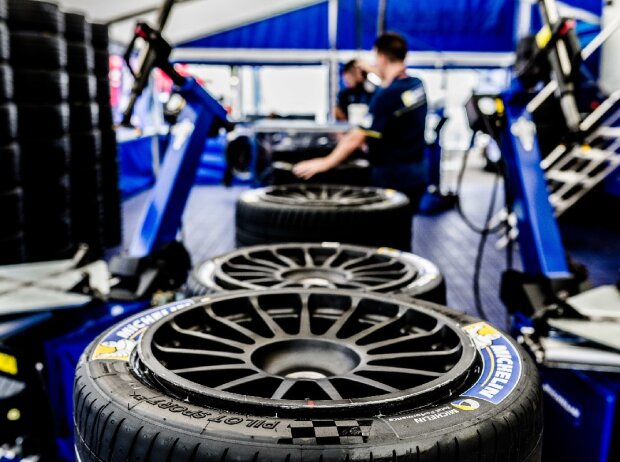 Nochmals effizienter: Gegenüber dem MICHELIN Pilot Sport EV (Bild) vereint der neue Formel-E-Pneu noch geringeren Rollwiderstand mit weniger Gewicht. Nochmals effizienter: Gegenüber dem MICHELIN Pilot Sport EV (Bild) vereint der neue Formel-E-Pneu noch geringeren Rollwiderstand mit weniger Gewicht.
