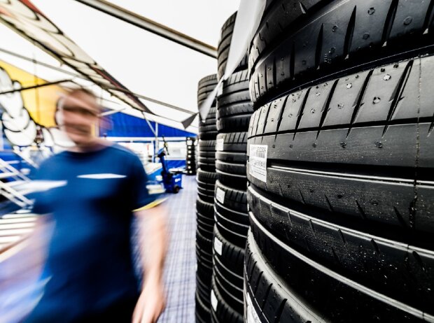 Sparsam: Für Freies Training, Qualifying und Rennen kommen die Formel-E-Boliden mit einem Satz MICHELIN Pilot Sport-Reifen aus. Sparsam: Für Freies Training, Qualifying und Rennen kommen die Formel-E-Boliden mit einem Satz MICHELIN Pilot Sport-Reifen aus.