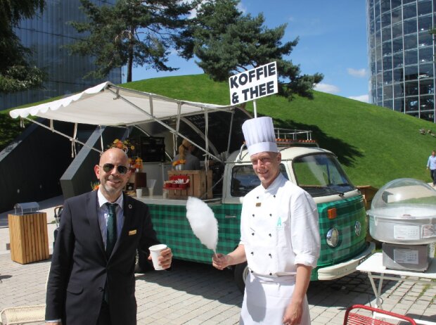 Foodmobile in der Autostadt: Jost Körfer (li.) vor dem 