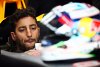 Bild zum Inhalt: "Angepisst": Verstappen ruiniert Ricciardos weiße Quali-Weste