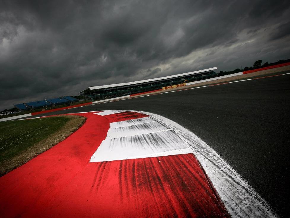 Silverstone Dunkle Wolken